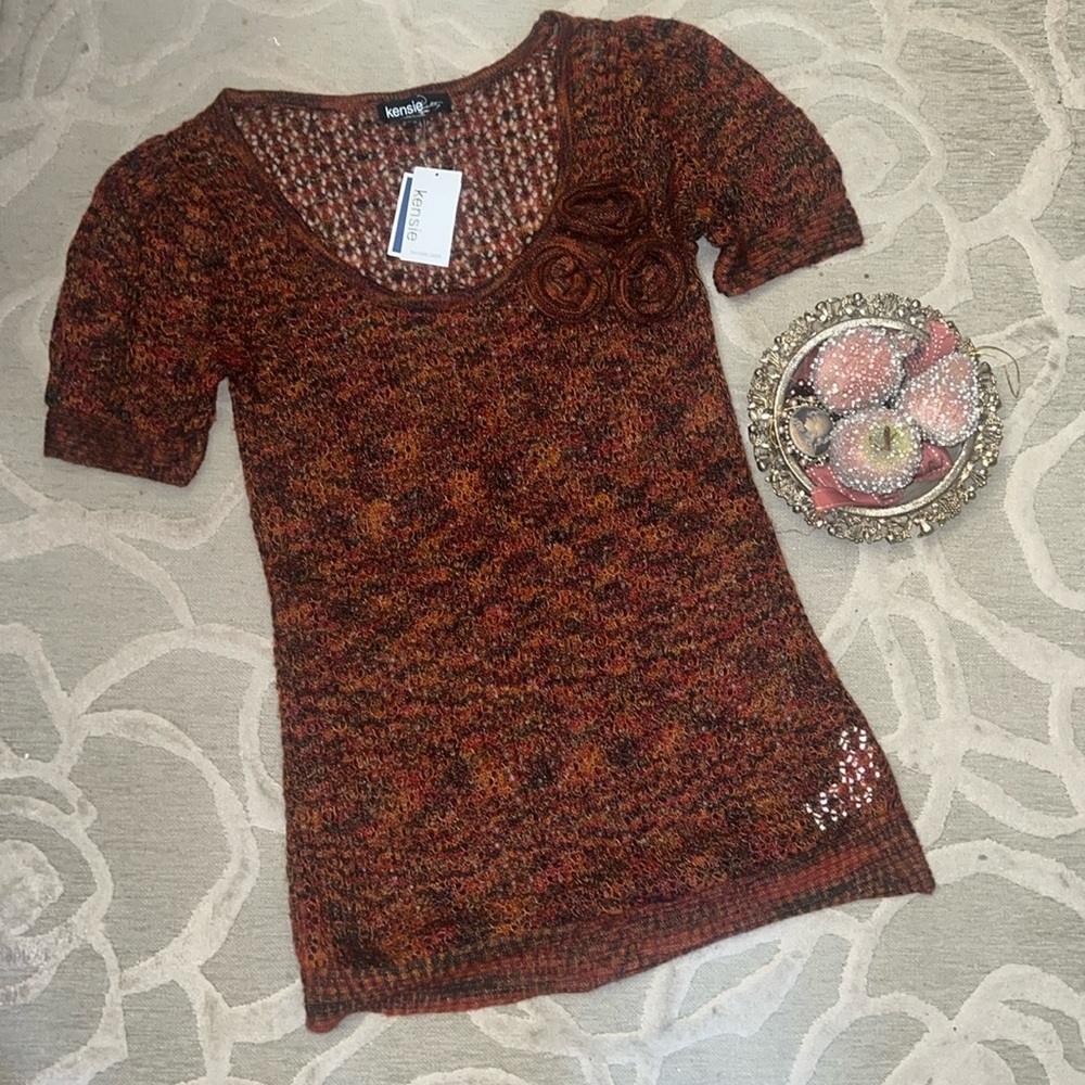NWT🌷KENSIE🌷Rust short sleeve scoop floral embellished neck light sweater